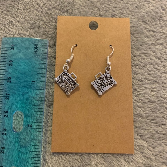 Super cute traveler luggage suitcase earrings - Picture 2 of 3